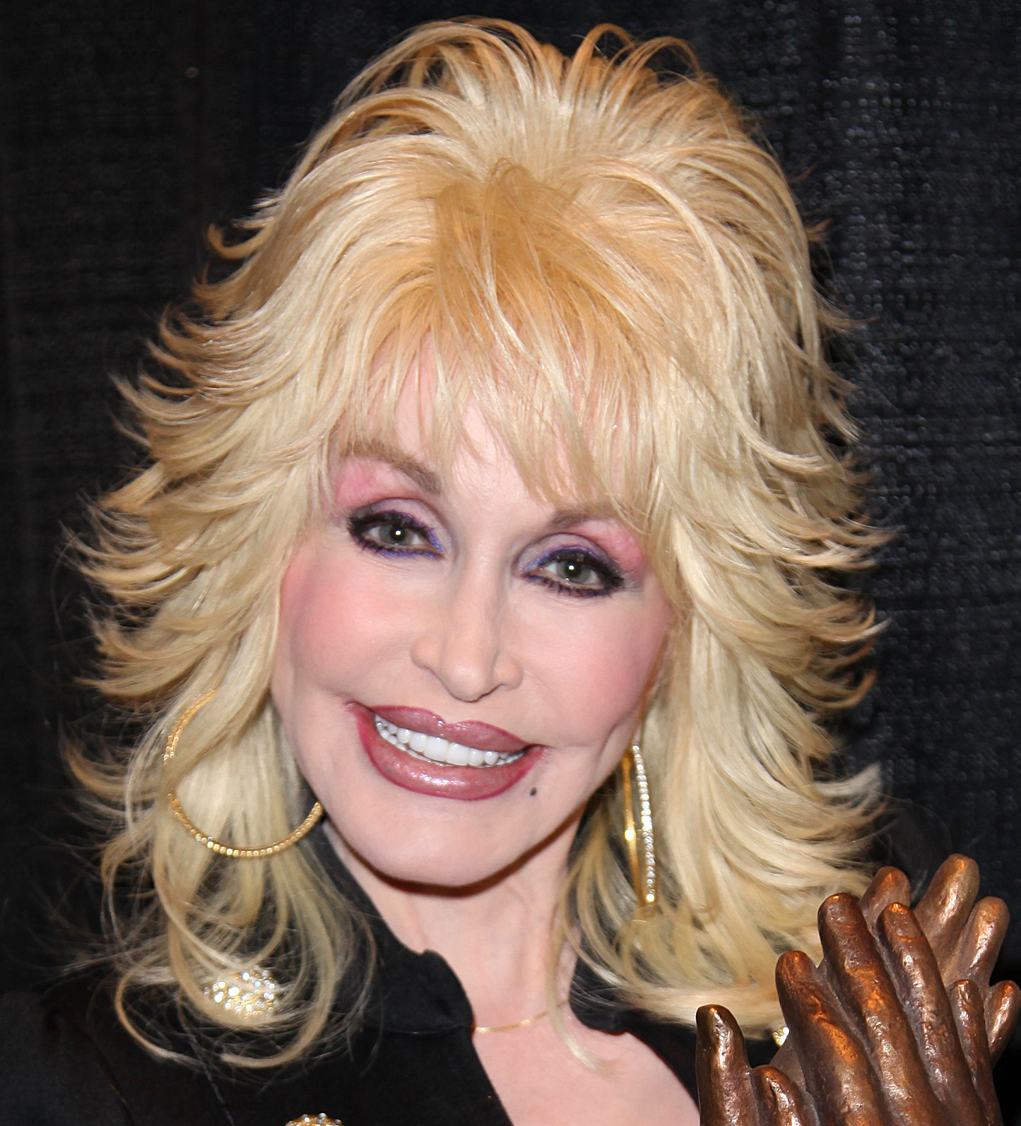 Dolly Parton smiling at the 2010 Liseberg Applause Award presentation
